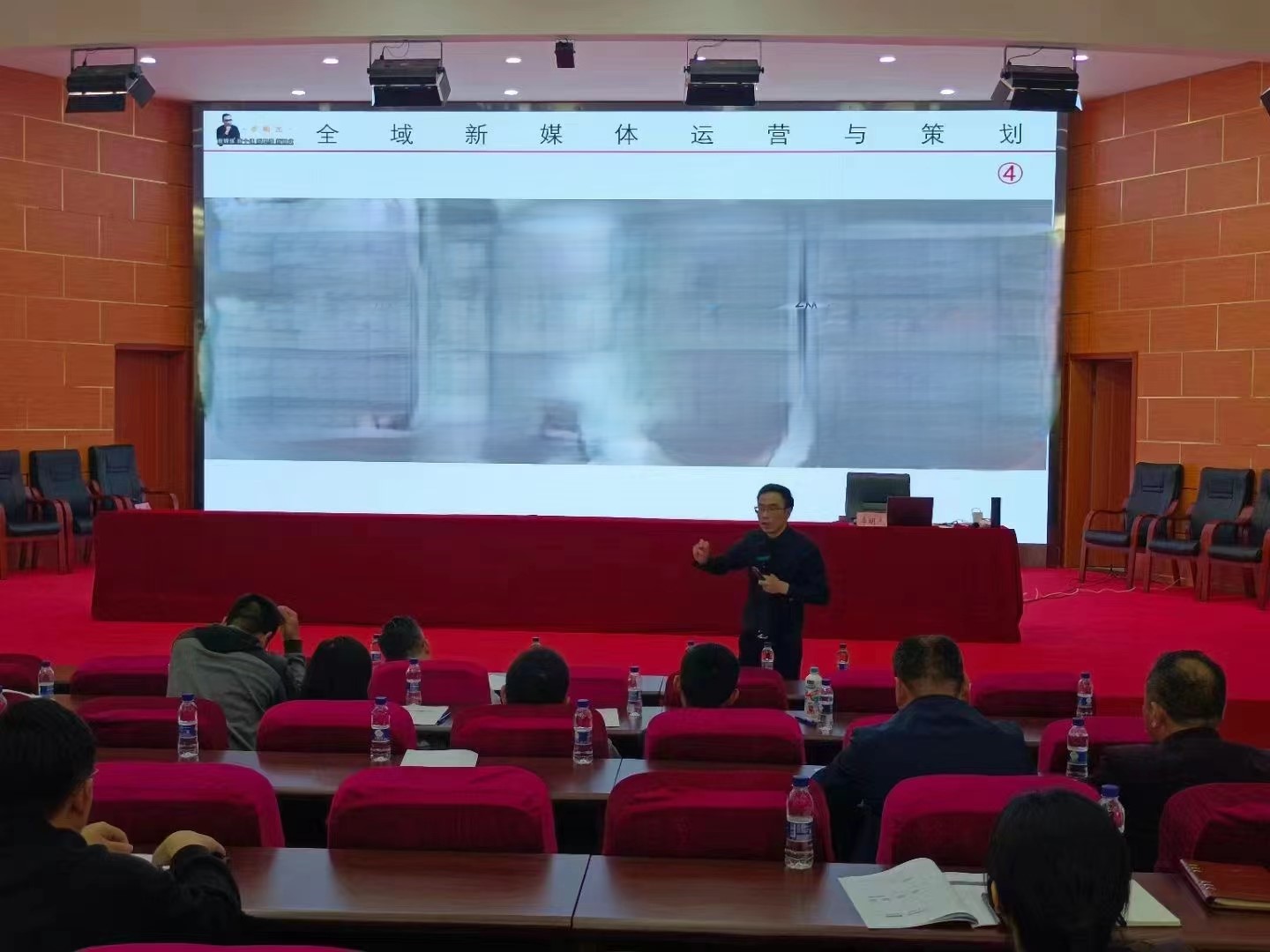 李明杰老師為崗埠農(nóng)場講授《全域新媒體與短視頻直播運營》課程